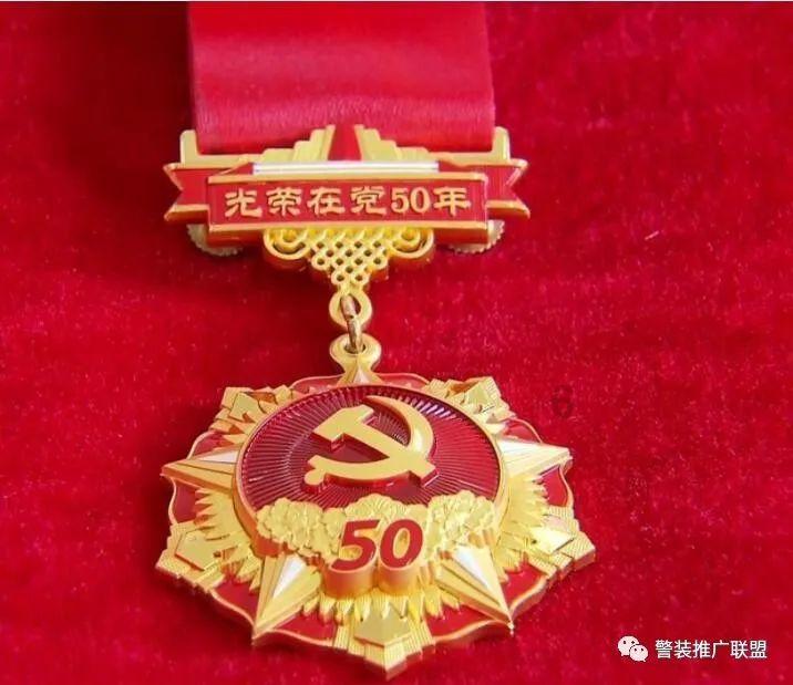 新专辑三部曲定档,Kanye 回怼粉丝:不喜欢就取关!